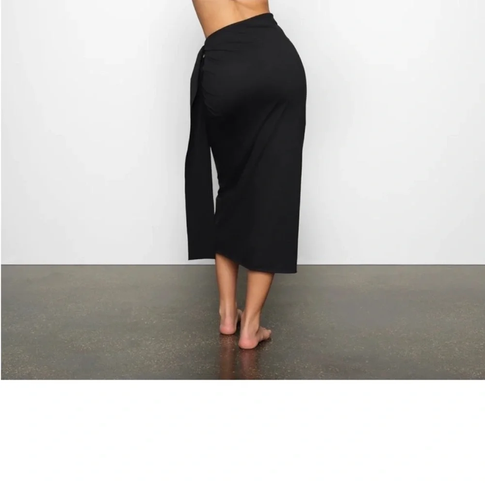 SKIMS this black